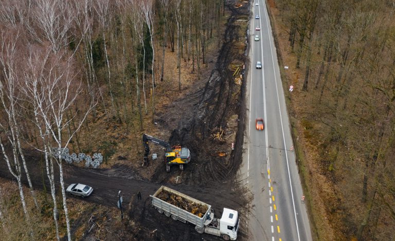 180 drzew wycięto przy ul. Toszeckiej. Budują ścieżkę