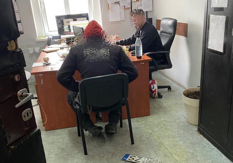 Kradzione tablice i czapka z daszkiem. Myślał, że się uda