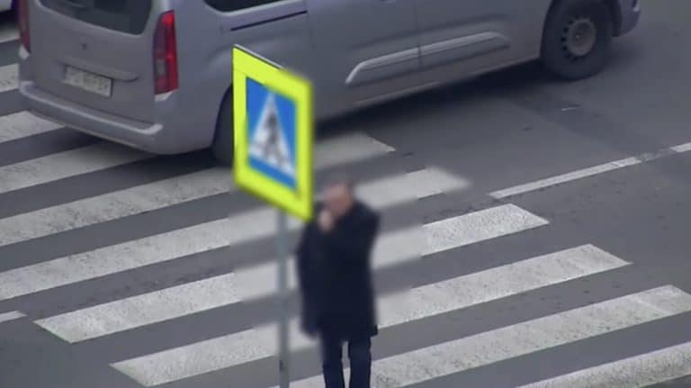 Spacerkiem po przejściu, z telefonem przy uchu