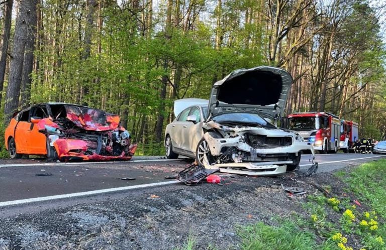 Zderzenie samochodów. Jeden z nich zaczął się palić