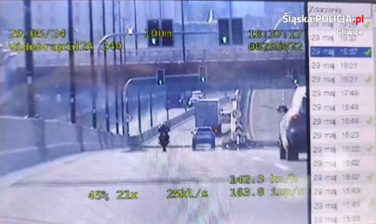 Motocyklista przewrócił się na A4. Kolejny pędził po DTŚ