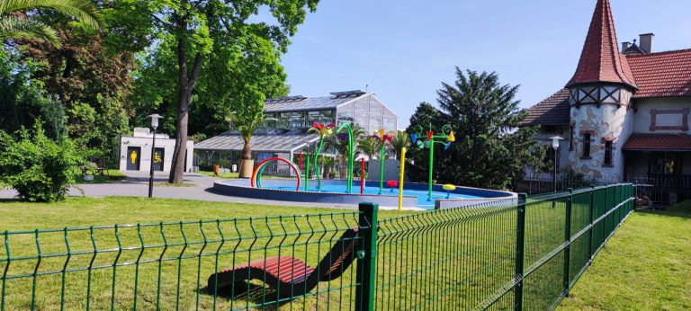 Czasowa przerwa na wodnym placu zabaw w parku Chopina