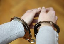 9 osób zatrzymanych w Gliwicach. Za co? kajdanki zatrzymana kobieta