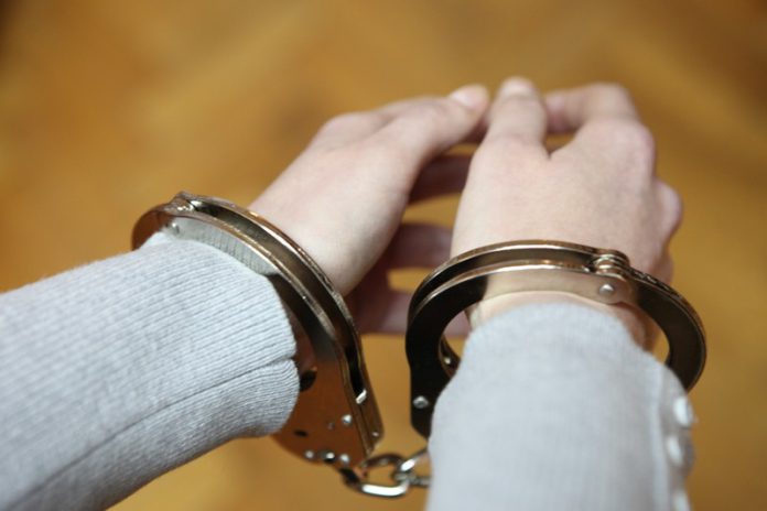 kajdanki zatrzymana kobieta