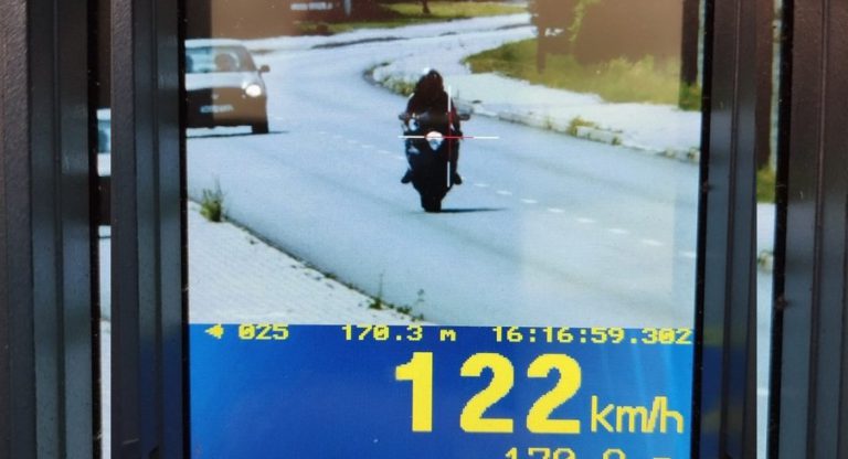 122 km/h w terenie zabudowanym. Stracił prawo jazdy