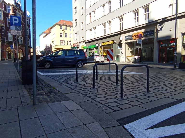 Stojaki na rowery przy ul. Zwycięstwa już zamontowane