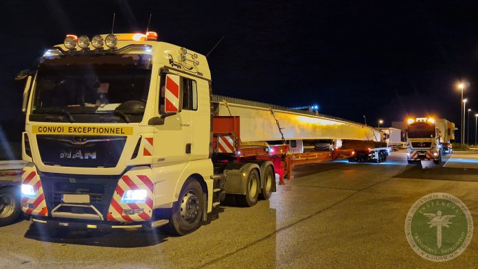 pojazd ciężarowy przewożący ładunek ponadgabarytowy pojazd ciężarowy przewożący ładunek ponadgabarytowy