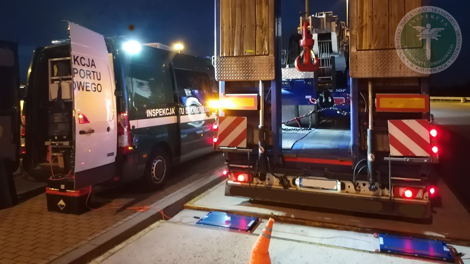 pojazd inspspekcji i pojazd ciężarowy podczas ważenia