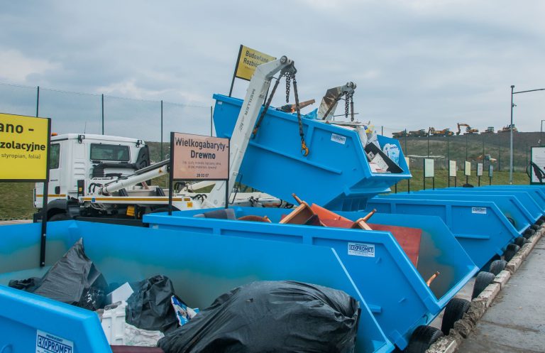 Wyrzucili śmieci przy drodze, a mogli bezpłatnie oddać w PSZOK-u
