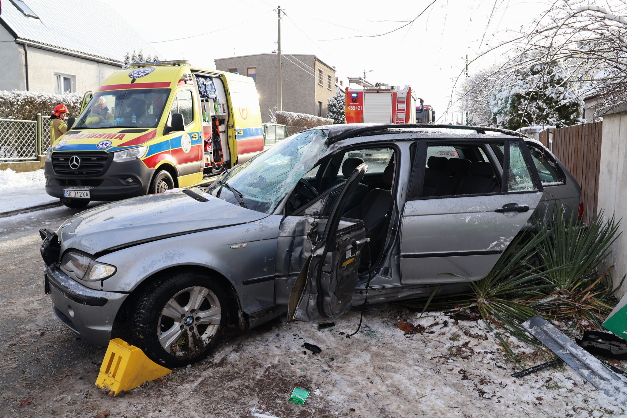 Wypadek – samochód uderzył w betonowy słup