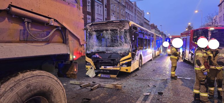 Wypadek w Gliwicach. Autobus uderzył w przyczepę [film]