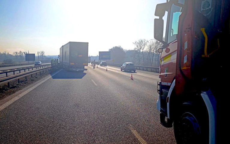 Kierowca ciężarówki zasłabł na autostradzie. Uderzył w bariery