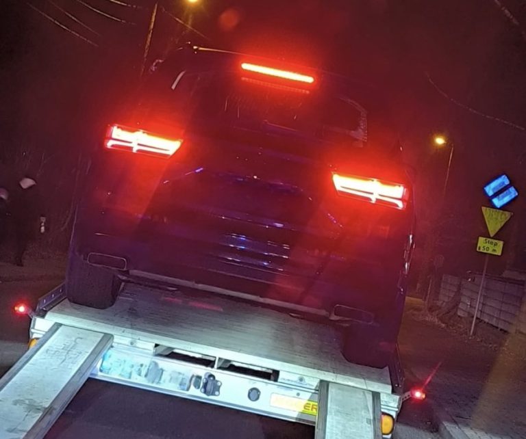 Samochód trafił na lawetę. Kierowca nie powinien być zaskoczony