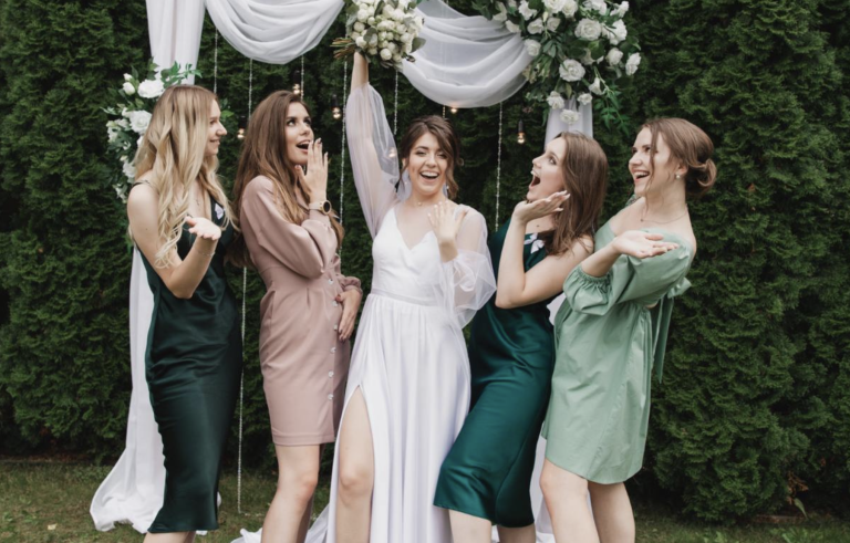 Sukienki na wesele – najnowsze trendy w 2025r.