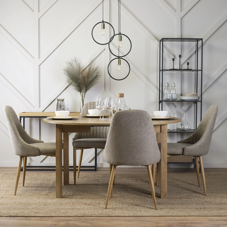 Jaki stół z krzesłami do salonu w stylu industrialnym wybrać i jak go urządzić?