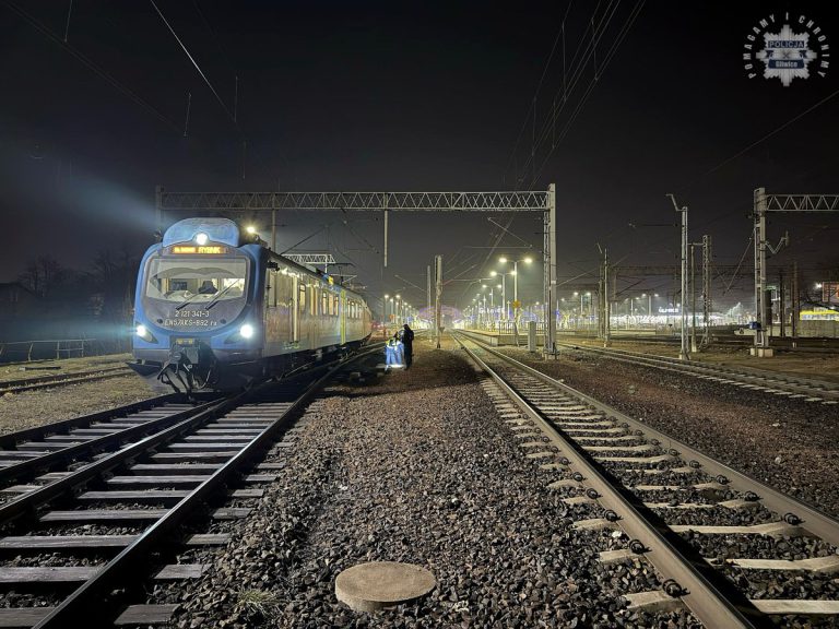 Człowiek leżał na torach, przejechał pociąg. Mężczyzna nie przeżył