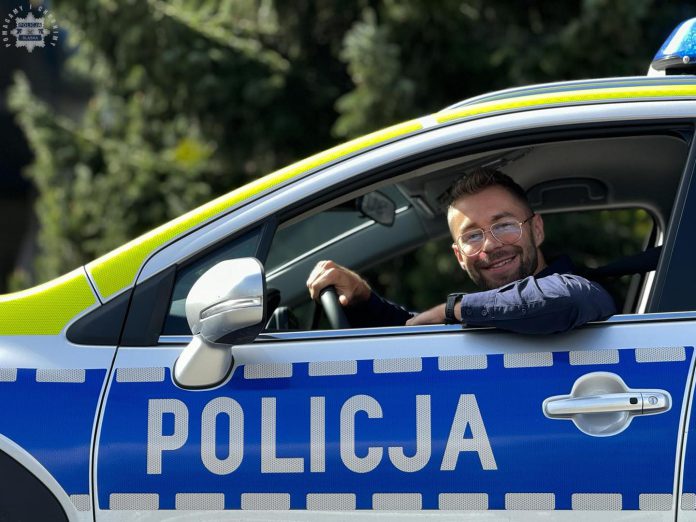 uśmiechnięty policjant uśmiechnięty policjant