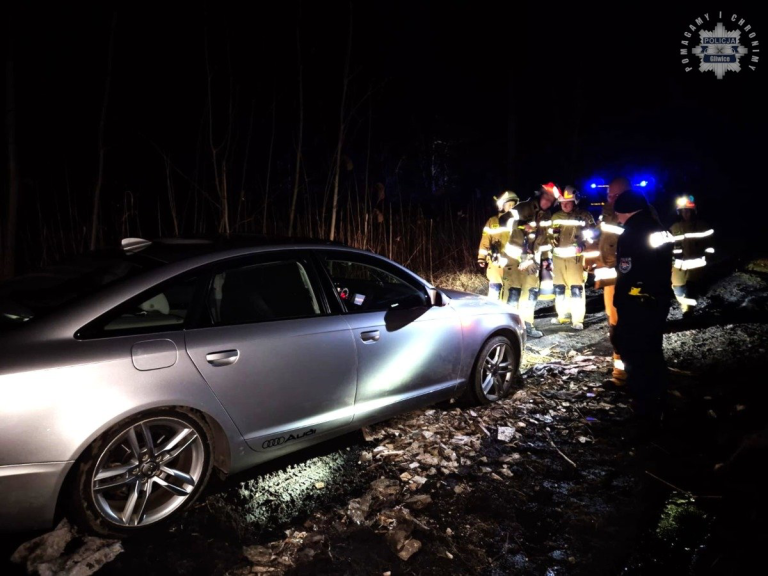 Samochód ugrzązł w błocie. Tak poprowadził GPS