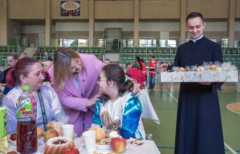 Śniadanie wielkanocne dla potrzebujących. Była prezydent i był biskup