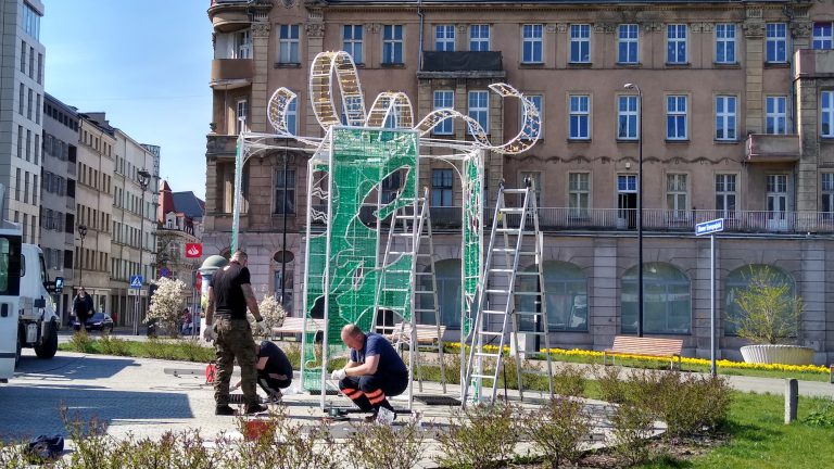 W centrum Gliwic stanął prezent