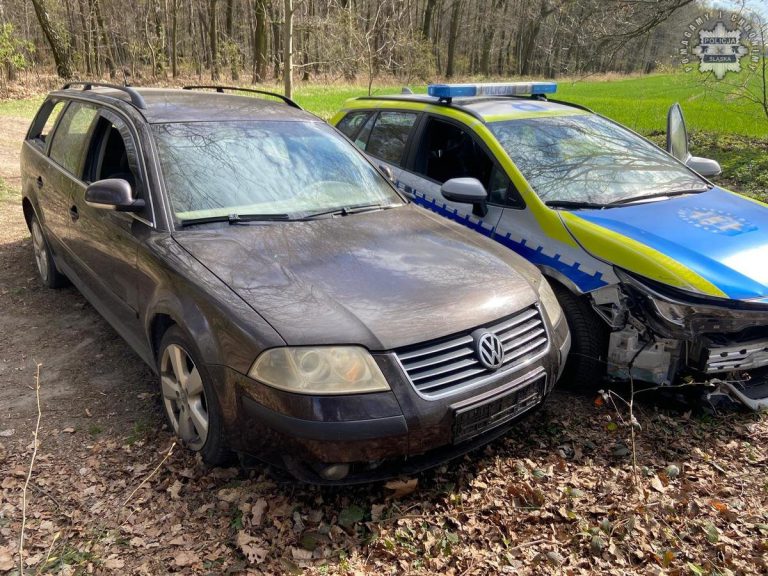 Pościg za samochodem. Padły strzały. Kierowca staranował radiowóz