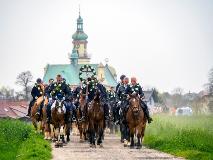 Procesja konna ostropa