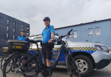 Strażnicy miejscy wsiadają na rowery straż miejska rowery