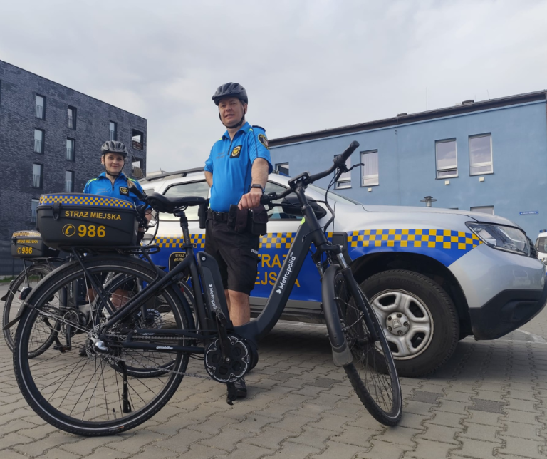 Strażnicy miejscy wsiadają na rowery