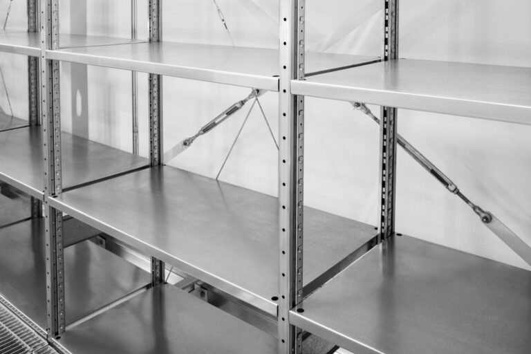 Regały gastronomiczne ze stali nierdzewnej – dlaczego są najlepszym wyborem?