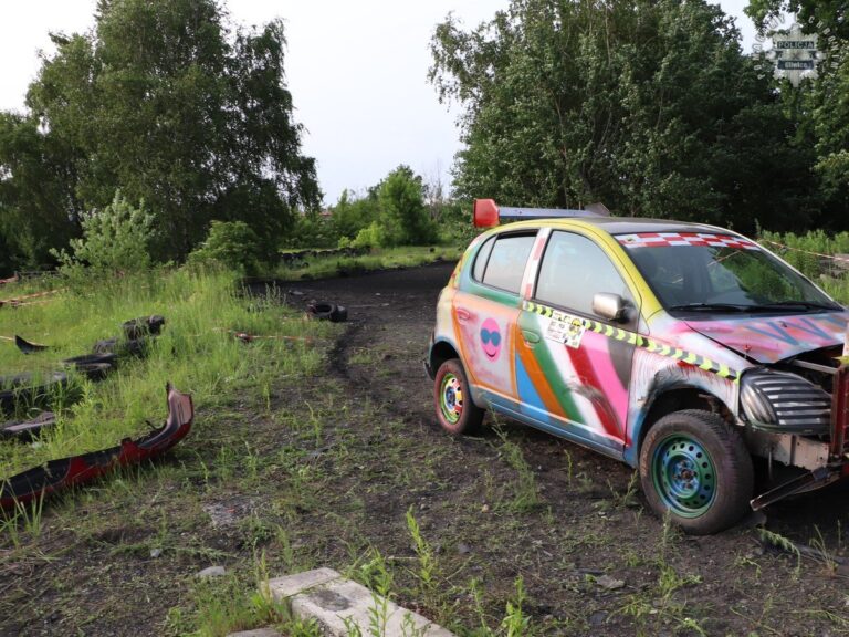 Wypadek podczas Wrak Race. Urwane koło uderzyło w kobietę