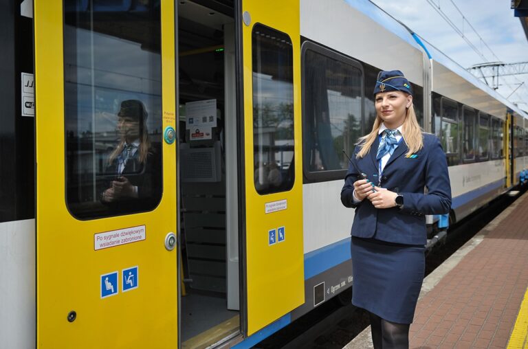Nowe mundury w Kolejach Śląskich. Wygodne, eleganckie i takie, jakich chcieli sami pracownicy