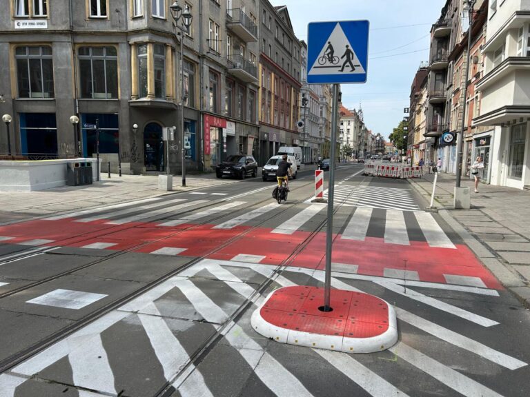 To są testy, nic na stałe. Na Zwycięstwa sprawdzają różne rozwiązania