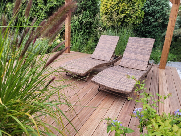 Wakacyjny raj w ogrodzie: Jak stworzyć idealną przestrzeń do relaksu i ochrony przed słońcem