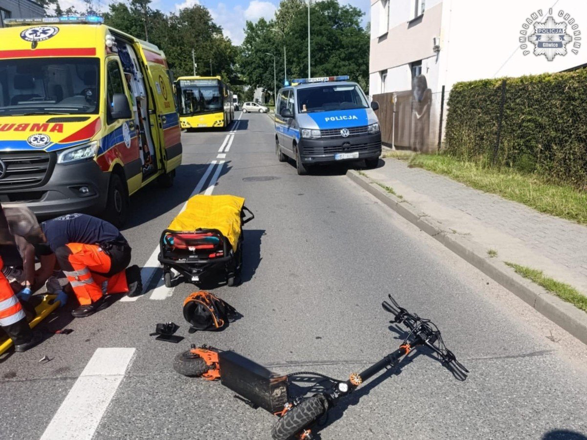 Hulajnogą wyprzedał rower i uderzył w samochód