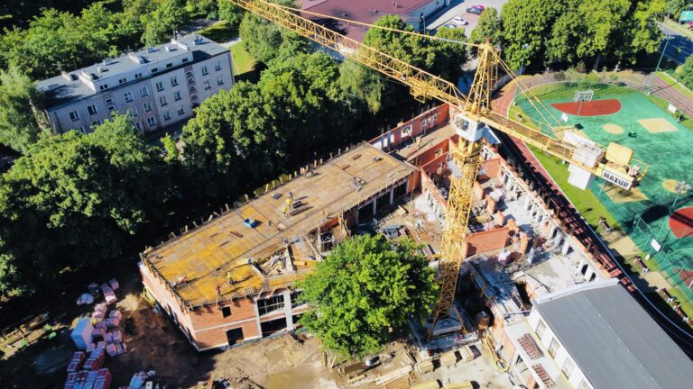 Rozbudowa szkoły i przedszkola trwa