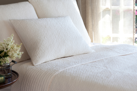 Jak wybrać idealną letnią kołdrę? – Na co zwrócić uwagę przy zakupie