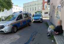 Zatrzymano mężczyznę, który naciskał klamki w drzwiach IMG