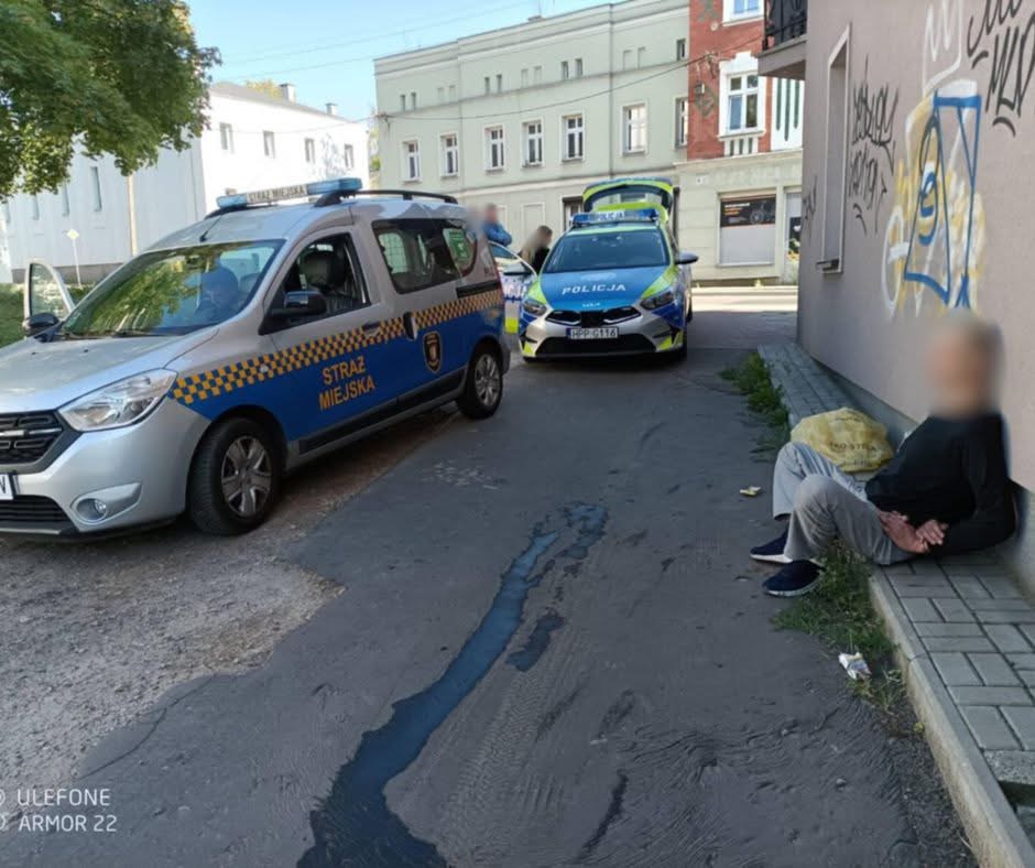 Zatrzymano mężczyznę, który naciskał klamki w drzwiach