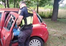 Dziecko w samochodzie czekało na mamę IMG