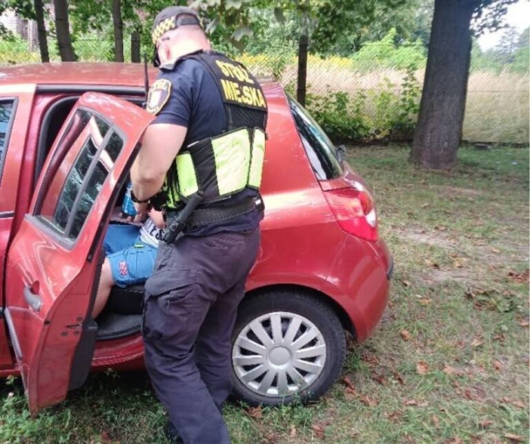Dziecko w samochodzie czekało na mamę
