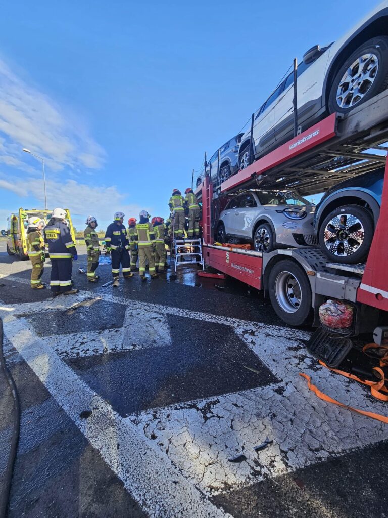 Wypadek na autostradzie. Zderzyły się dwa samochody ciężarowe