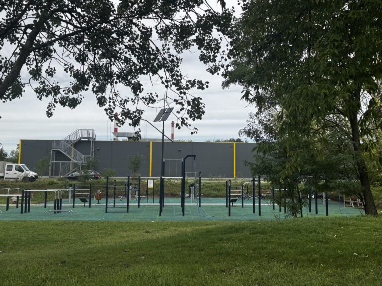 Nowy skwer przy Wielickiej poleca się na solidną dawkę aktywności