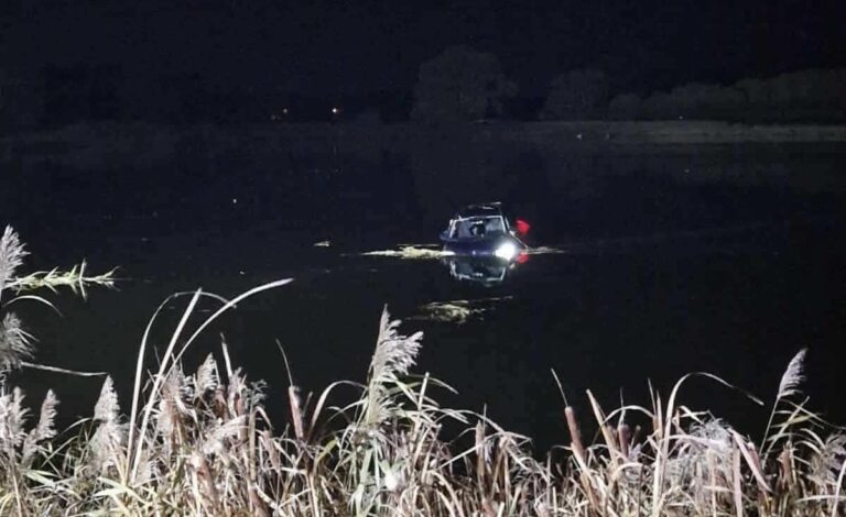 Kierowca z Gliwic wjechał do stawu! Stracił panowanie nad autem