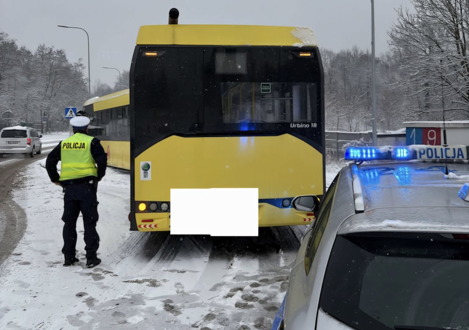 Spadł śnieg, w aucie letnie opony. Od rana kolizje