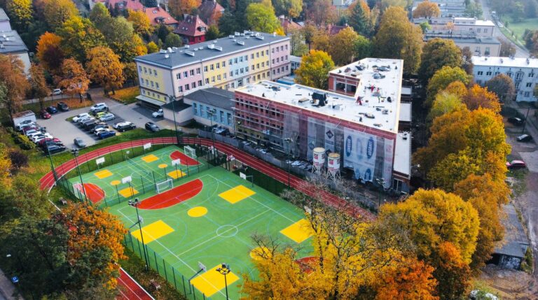 Szkoła przy Ligonia rośnie, a wraz z nią zmienia się ulica. Kierowcy muszą przygotować się na utrudnienia