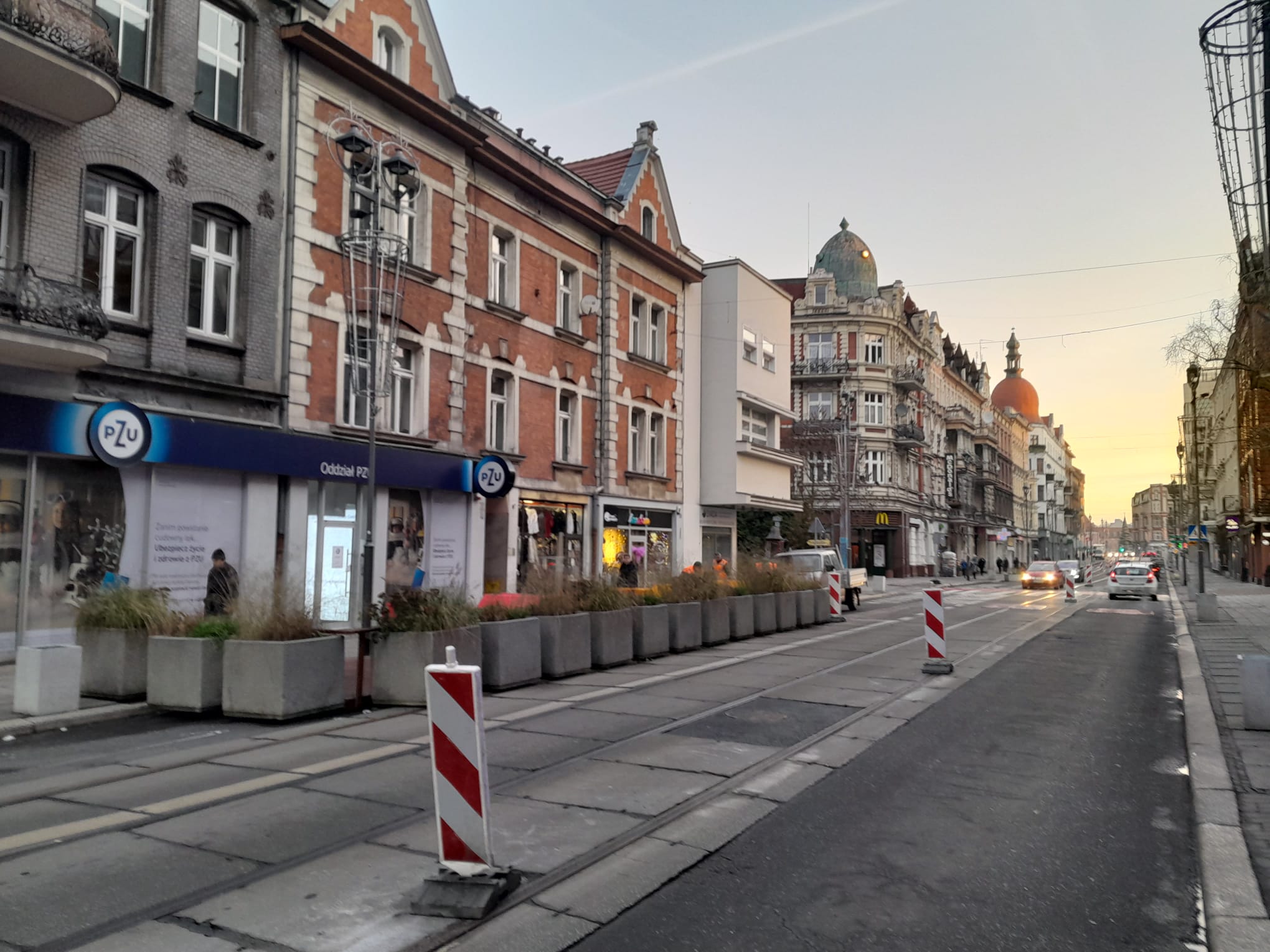 Z ul. Zwycięstwa znikają donice i parklety. Pojedziemy prosto