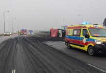 Samochód przewrócił się na A1. Odpady wysypały się na jezdnię IMG