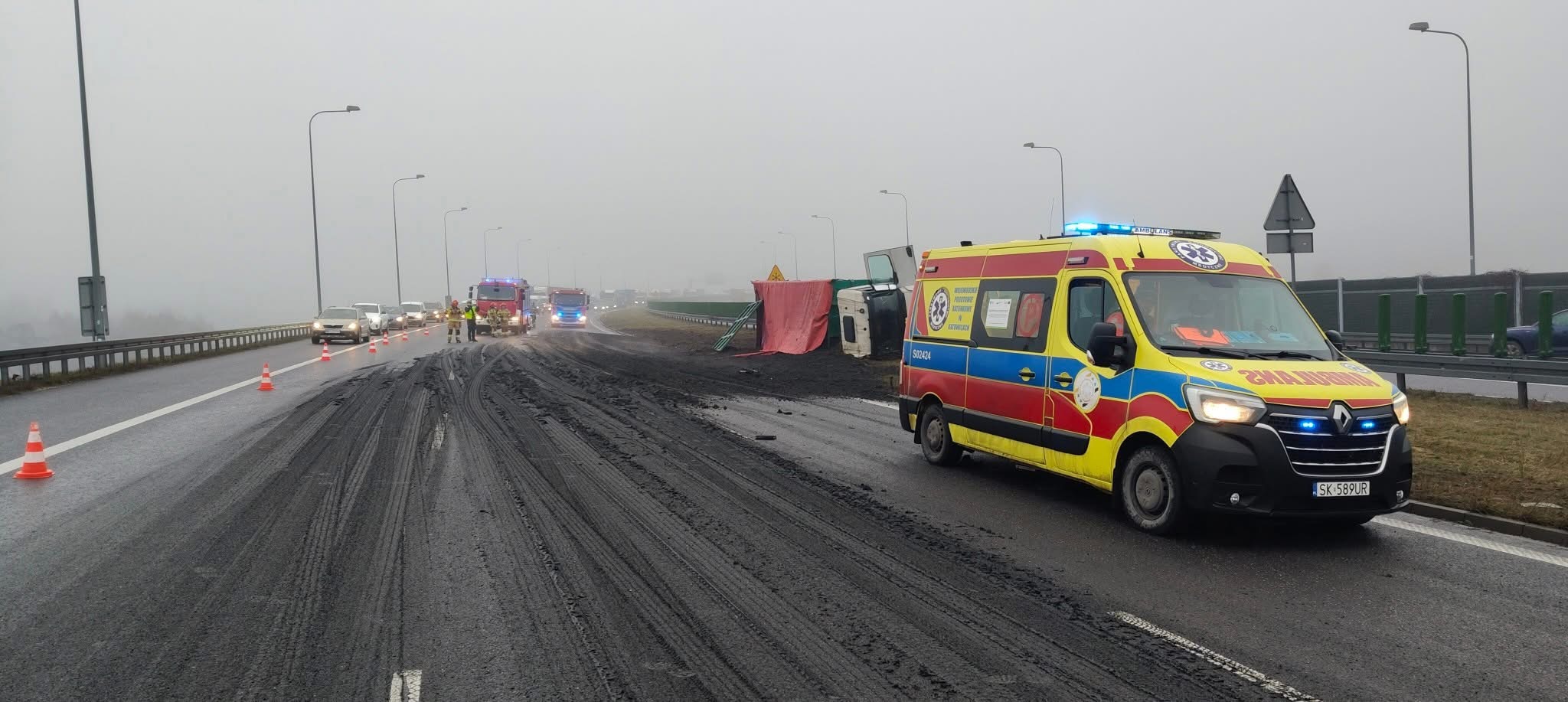 Samochód przewrócił się na A1. Odpady wysypały się na jezdnię