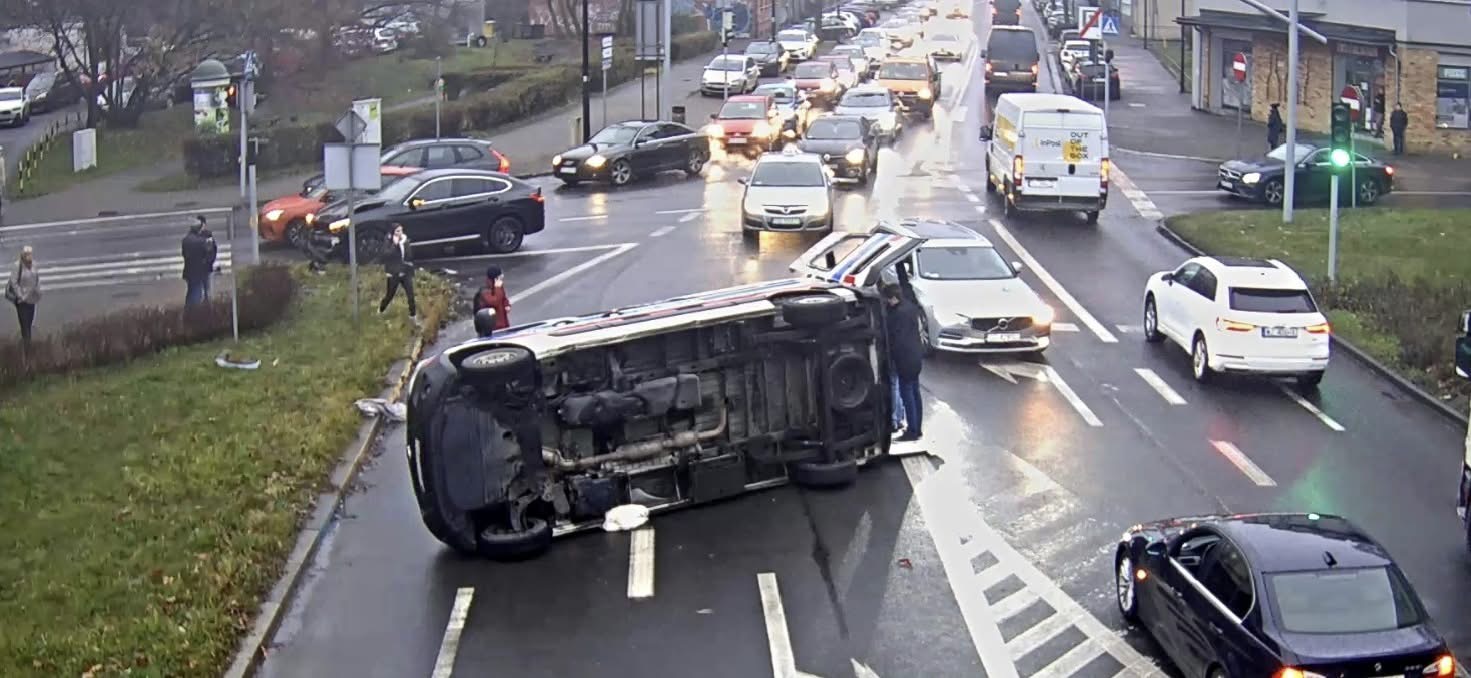 Zderzenie na Rybnickiej. Ambulans na boku