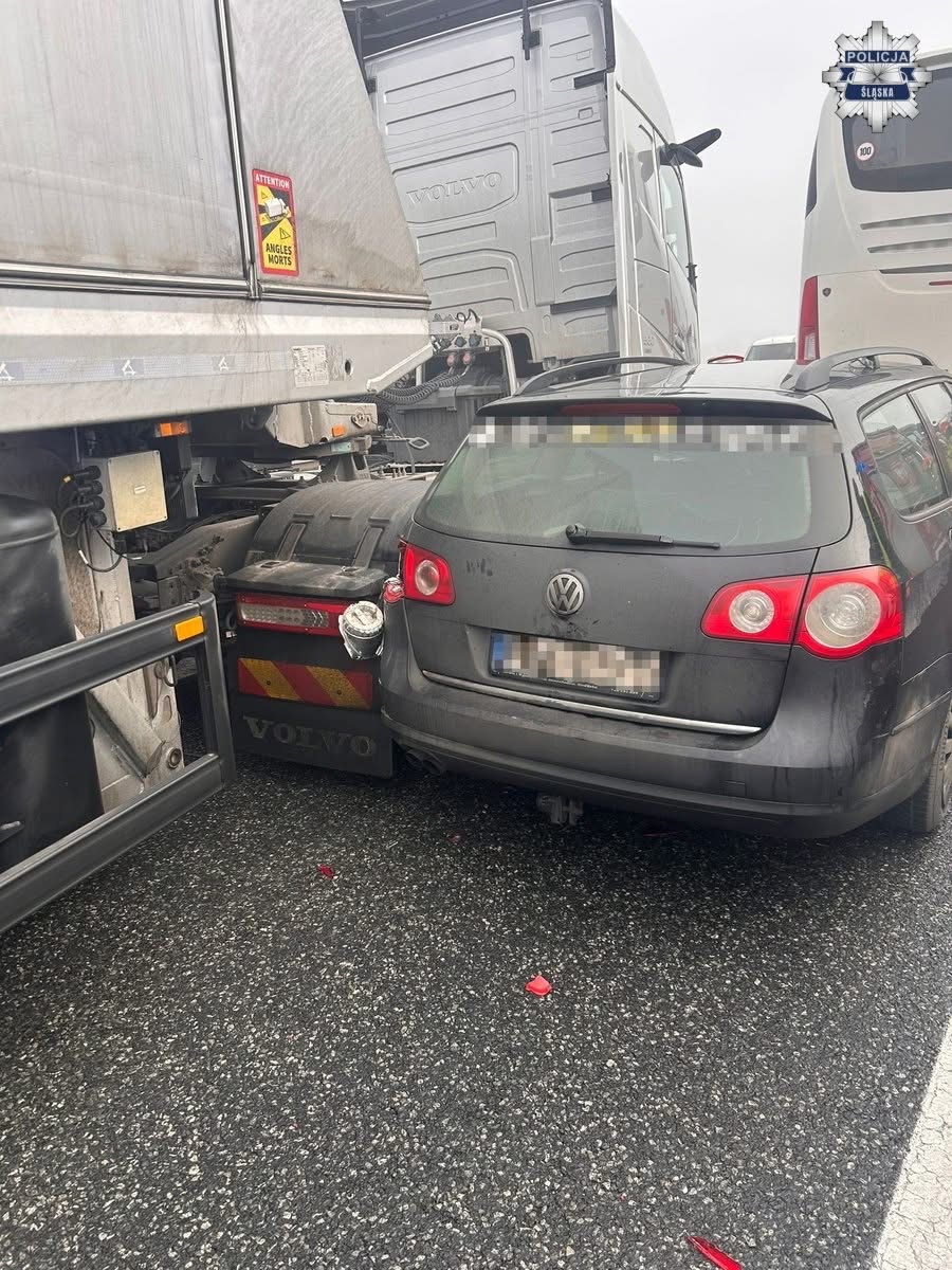 Wypadek na A4 w Gliwicach. Autokar, osobówki i ciężarówka